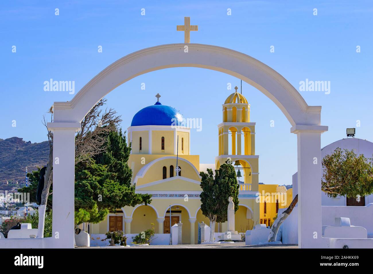 Gelbe Kirche mit Blue Dome in Oia, Santorini, Griechenland Stockfoto