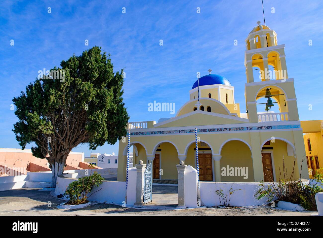 Gelbe Kirche mit Blue Dome in Oia, Santorini, Griechenland Stockfoto