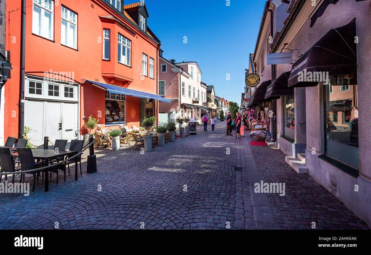Adelsgatan-gepflasterten Straße mit Geschäften und Cafés in Visby, Schweden am 20. Juli 2019 Stockfoto