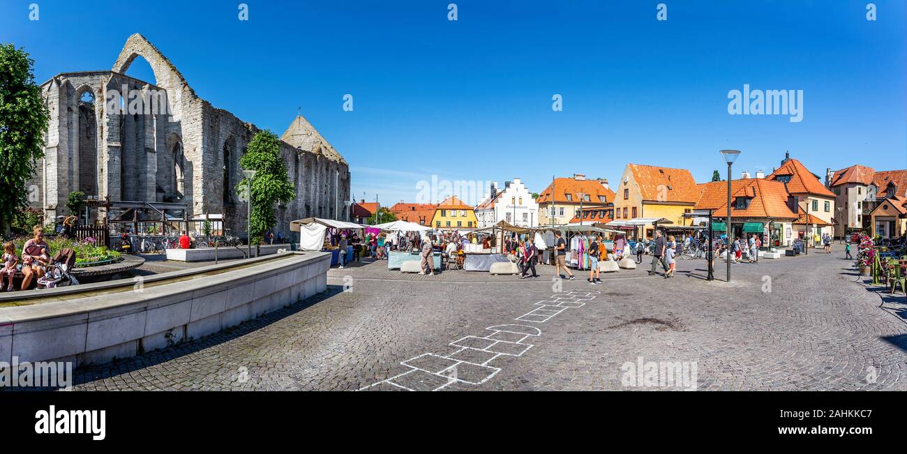 Panorama der Ruinen von St. Katarina Kirche vom Marktplatz in Visby, Gotland, Schweden am 20. Juli 2019 Stockfoto