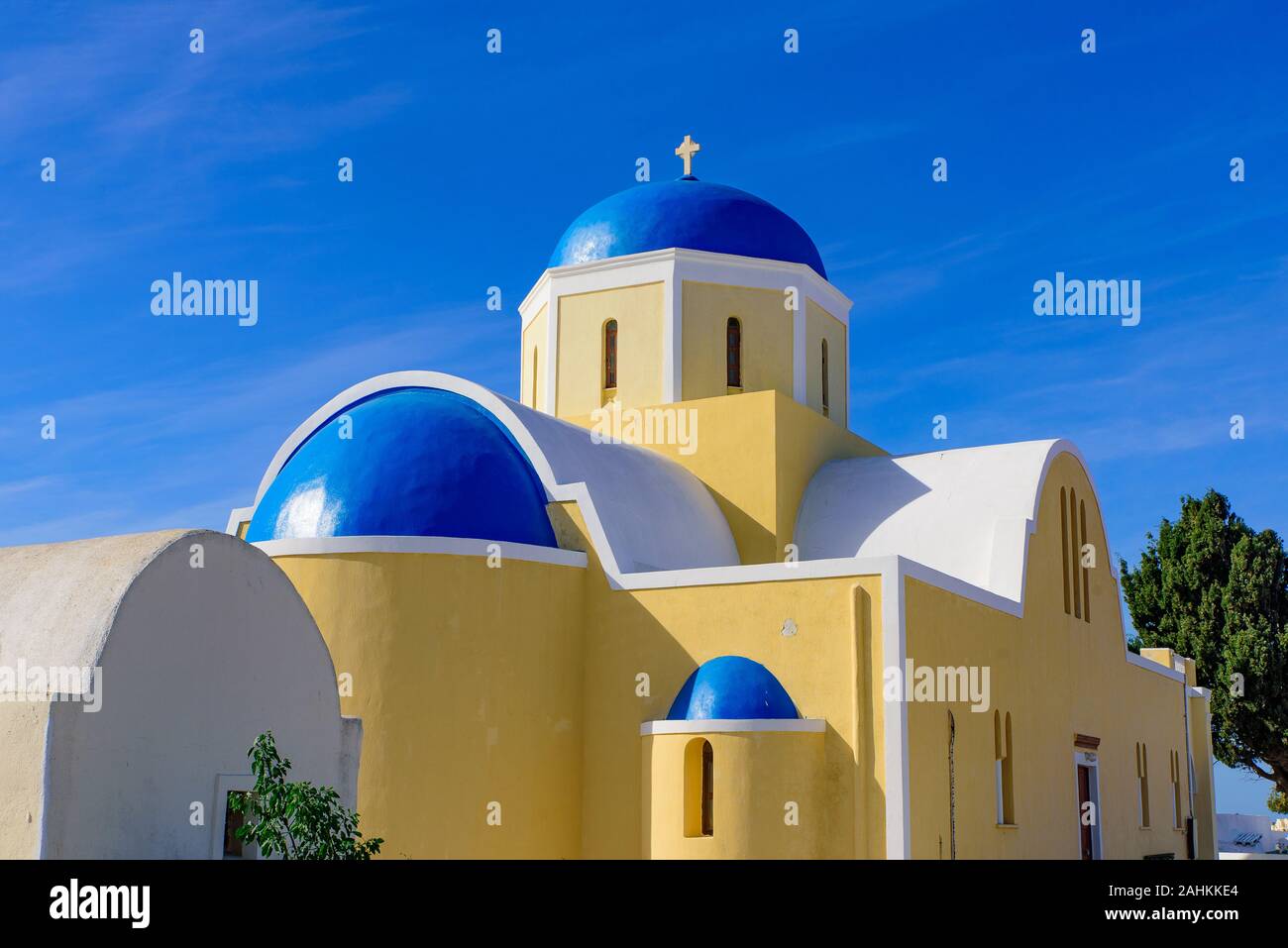 Gelbe Kirche mit Blue Dome in Oia, Santorini, Griechenland Stockfoto