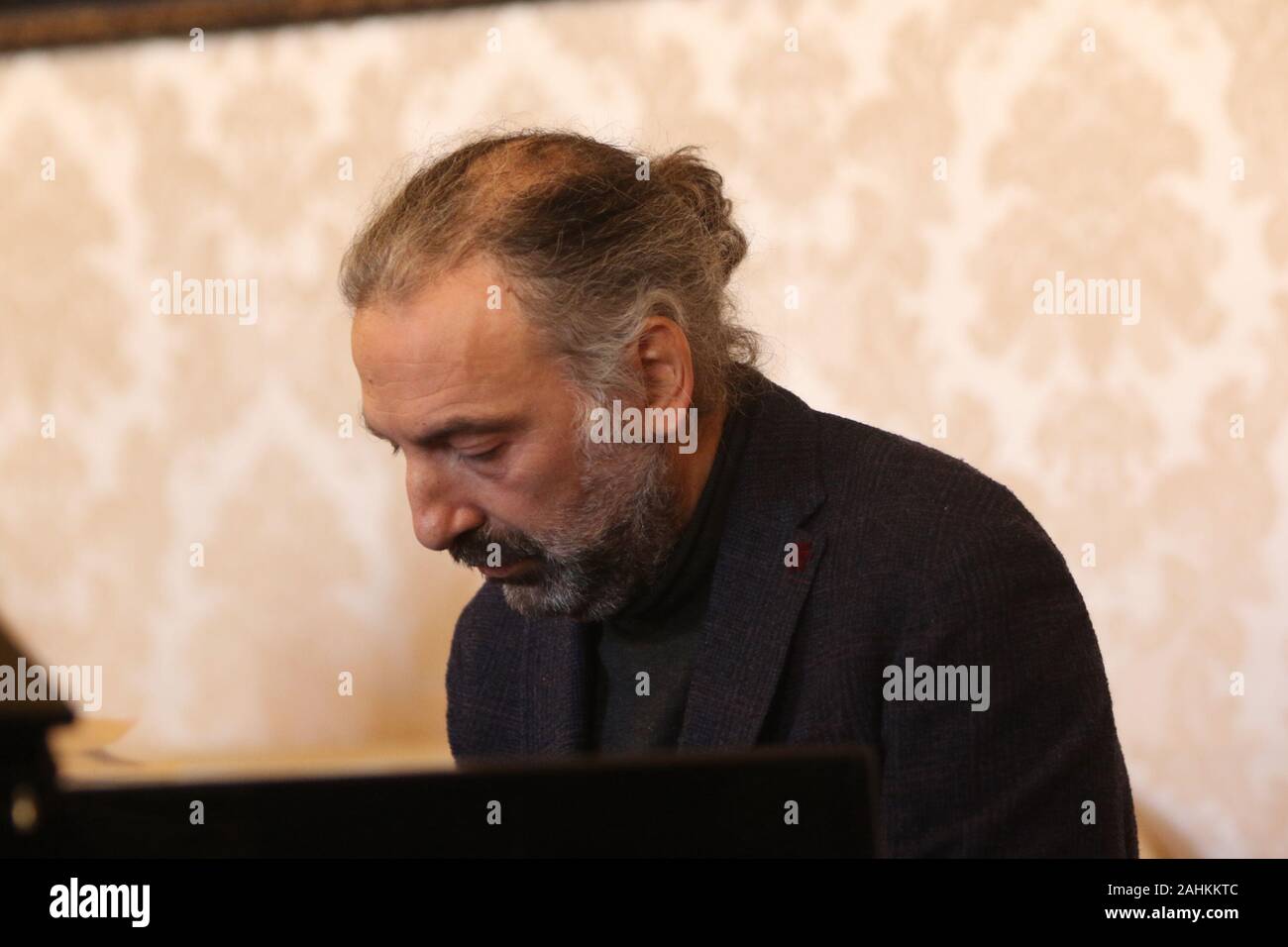 Neapel, Italien. 30 Dez, 2019. Verleihung der Ehrenbürgerschaft von Neapel, der Pianist Stefano Bollani. Im Bild Stefano Bollani, Pianist (Foto von Salvatore Esposito/Pacific Press) Quelle: Pacific Press Agency/Alamy leben Nachrichten Stockfoto