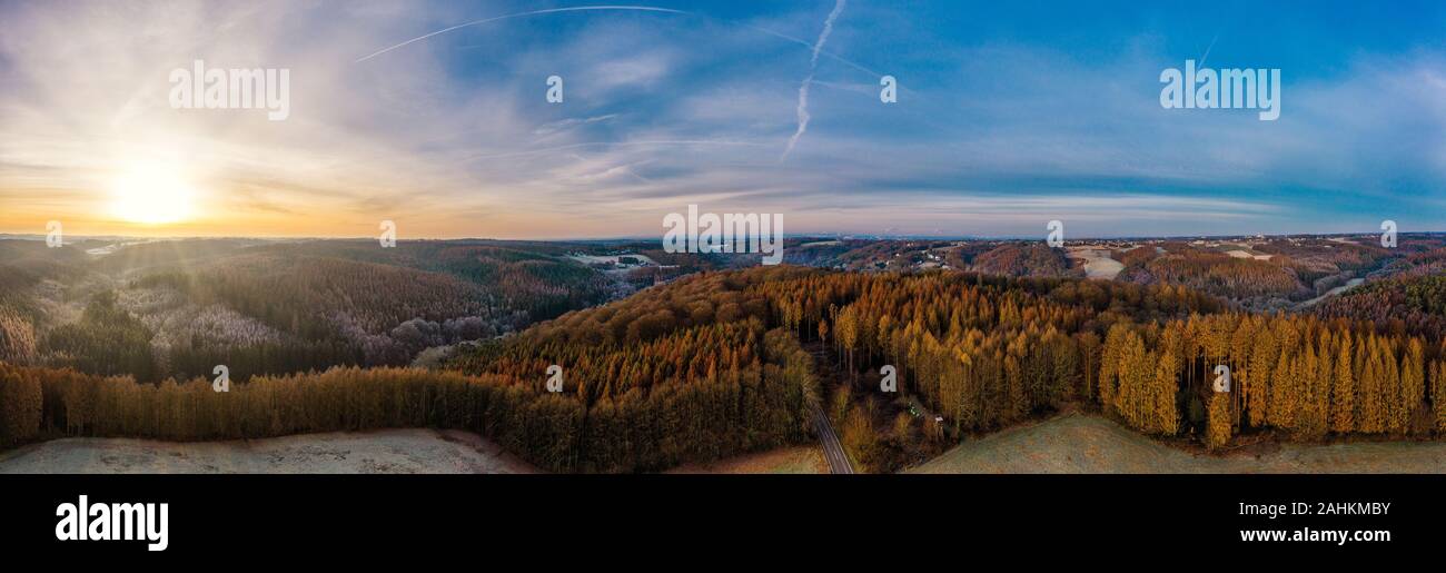 Panoramablick auf Bergisches Land, Deutschland. Drone Fotografie. Stockfoto