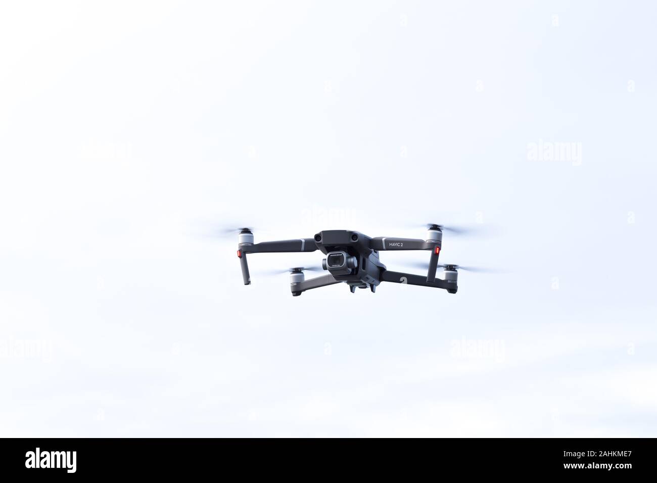 SOOKE, BC, KANADA - 25. DEZEMBER 2019: Ein DJI Mavic 2 Pro vor weißem Hintergrund. Stockfoto