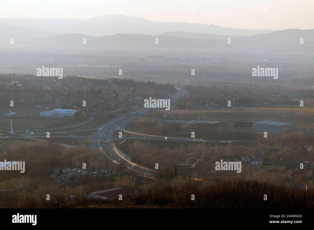 Blick auf die Berge von Buda mit der Autobahn im Vordergrund von Mogyorod in Ungarn. Stockfoto