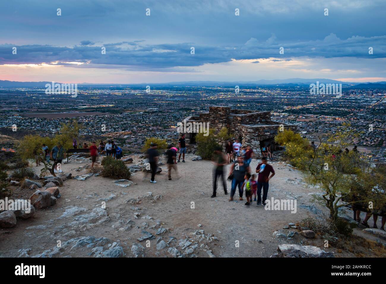 Touristen am Lake Aussichtsturm auf der Spitze des South Mountain. South Mountain Park, Arizona. Stockfoto