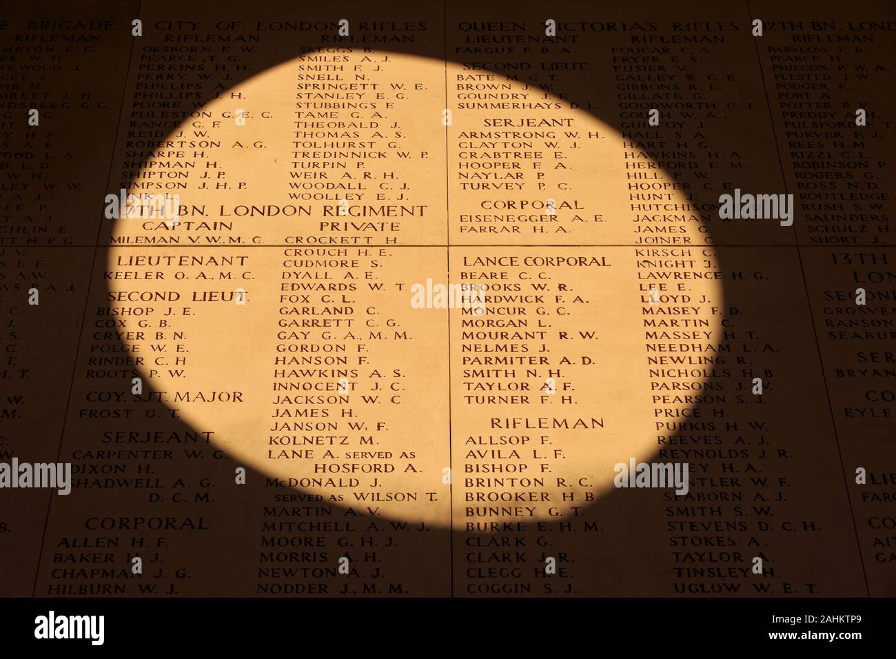 Die Namen der zahlreiche Britische und Commonwealth Soldaten, die während des Zweiten Weltkrieges starb ich im Menin Gate Memorial zu den fehlenden in Ypern, Belgien Stockfoto