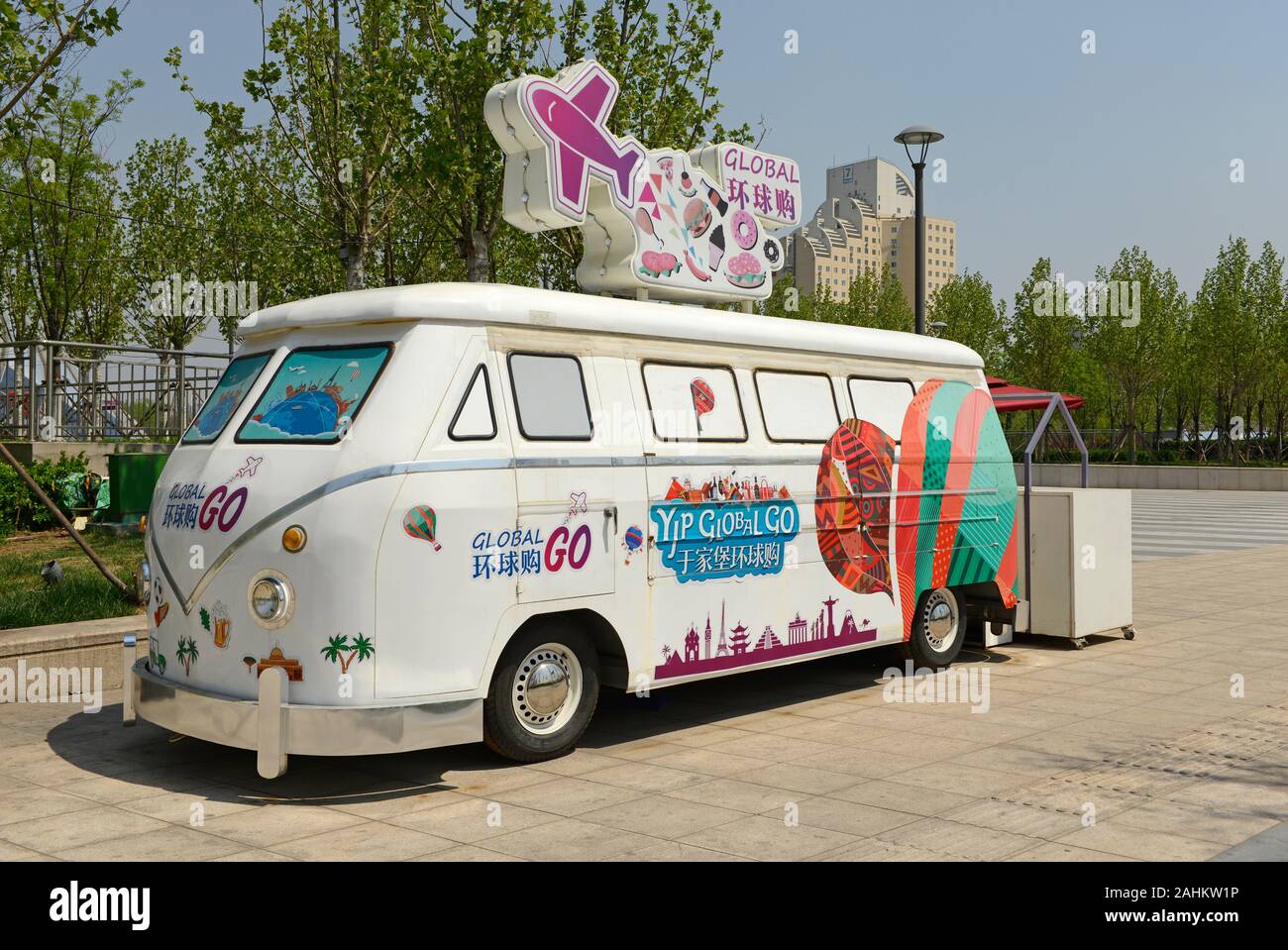 Werbestand wie ein VW-Wohnmobil auf der plaza vor dem Bahnhof Yujiabao im chinesischen Binhai-Viertel Tianjin Stockfoto