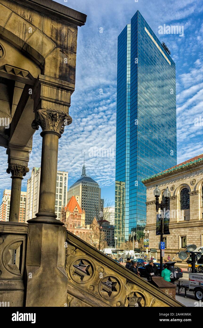 Bild des John Hancock Tower an einem sonnigen Tag von der Boylston Street in der Stadt Boston in Massachusetts. Stockfoto