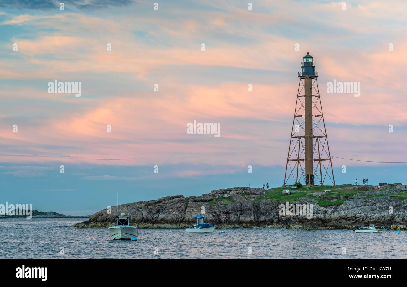 Blick auf den Marblehead Lighthouse mit Booten im Vordergrund in Marblehead, Massachusetts in der Dämmerung. Stockfoto