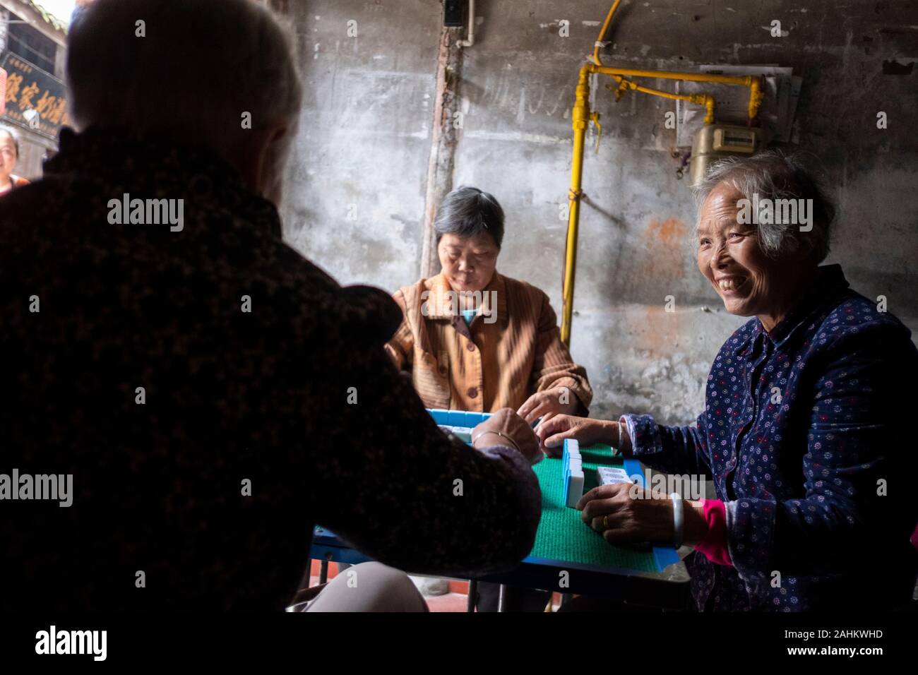 Frauen spielen Mahjong in der Alten Stadt Pingle, China Stockfoto