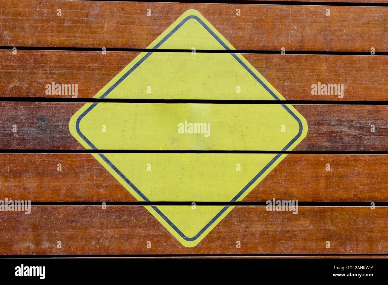 Leere gelbe dreieckigen Warnschild, bereit, mit Text zu füllen. Stockfoto
