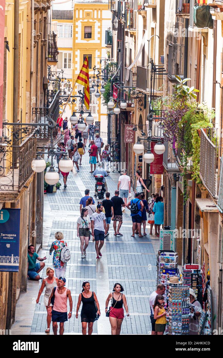 Tarragona Spanien Hispanic Katalonien historisches Viertel, Carrer Major, Fußgänger, enge Straße, Balkone, beschäftigt, Frau, ES190826020 Stockfoto
