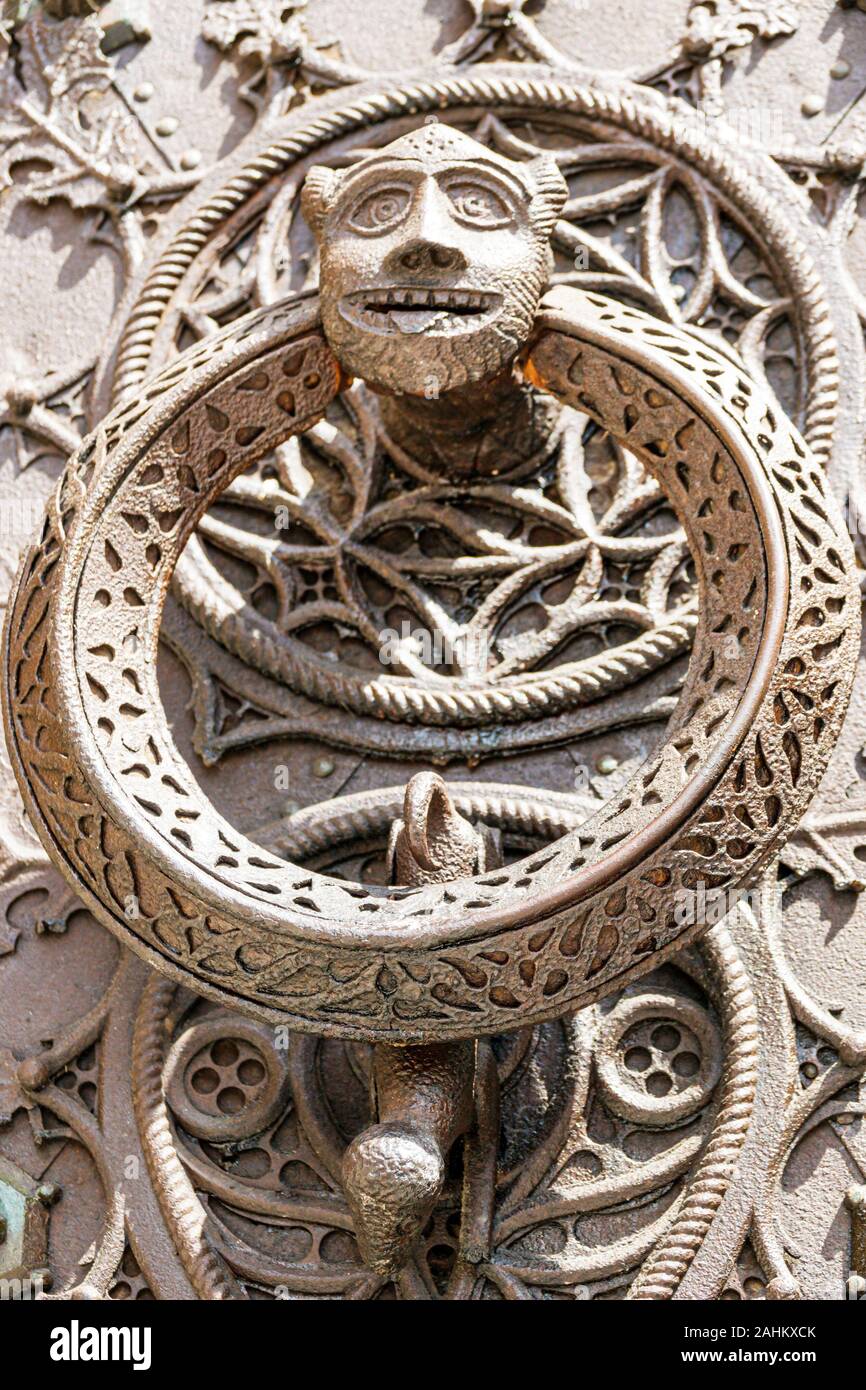 Tarragona Spanien Hispanic Catalonia Metropolitan Cathedral Basilica,Catedral Basilica,Katholische Kirche,Tür,Gotischer Klopfer,Detail,religiöse Kunst,ES190826 Stockfoto