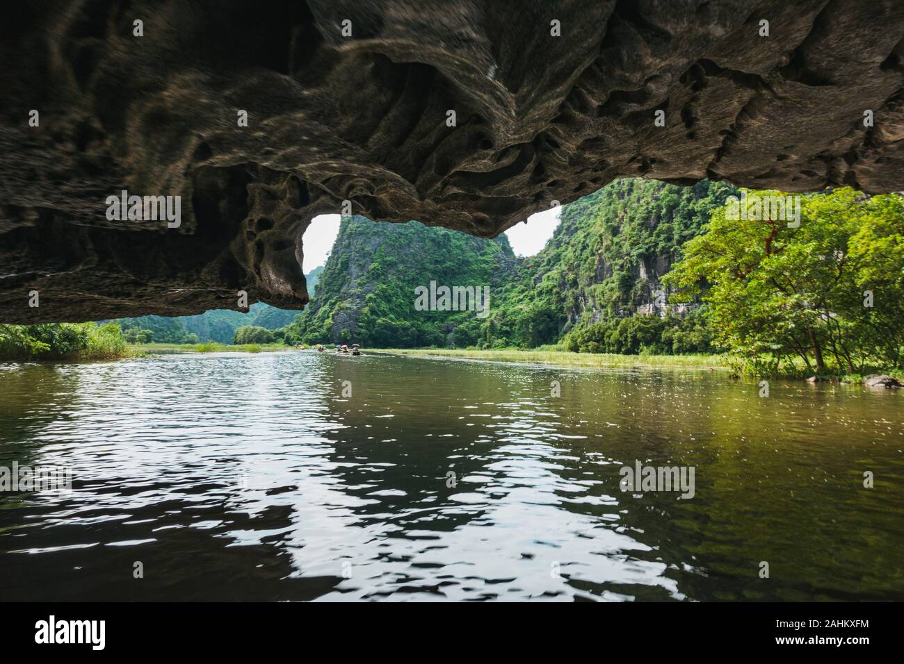 Driften unter Kalkstein Höhlen auf dem Boot Tour der Ngo Dong Fluss, Tam Coc, Provinz Ninh Binh, Vietnam Stockfoto