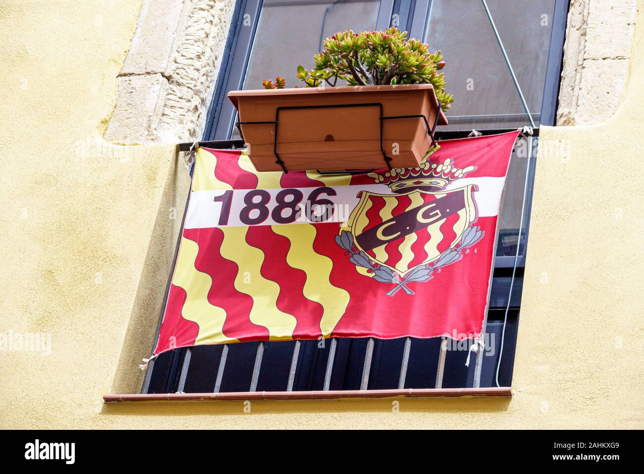 Tarragona Spanien,Hispanic Latino,Katalonien Catalunya,Pla de la Seu,Metropolitan Cathedral plaza,historisches Viertel,Gebäude,Balkon,Blumentopf,Flagge,1 Stockfoto