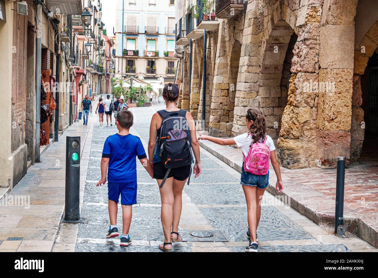 Tarragona Spanien, lateinamerikanisches Latino, Katalonien, Teil Alta, historisches Viertel, Carrer de la Merceria, Voltes Gotiques, gotische Bögen, Fußgänger Stockfoto
