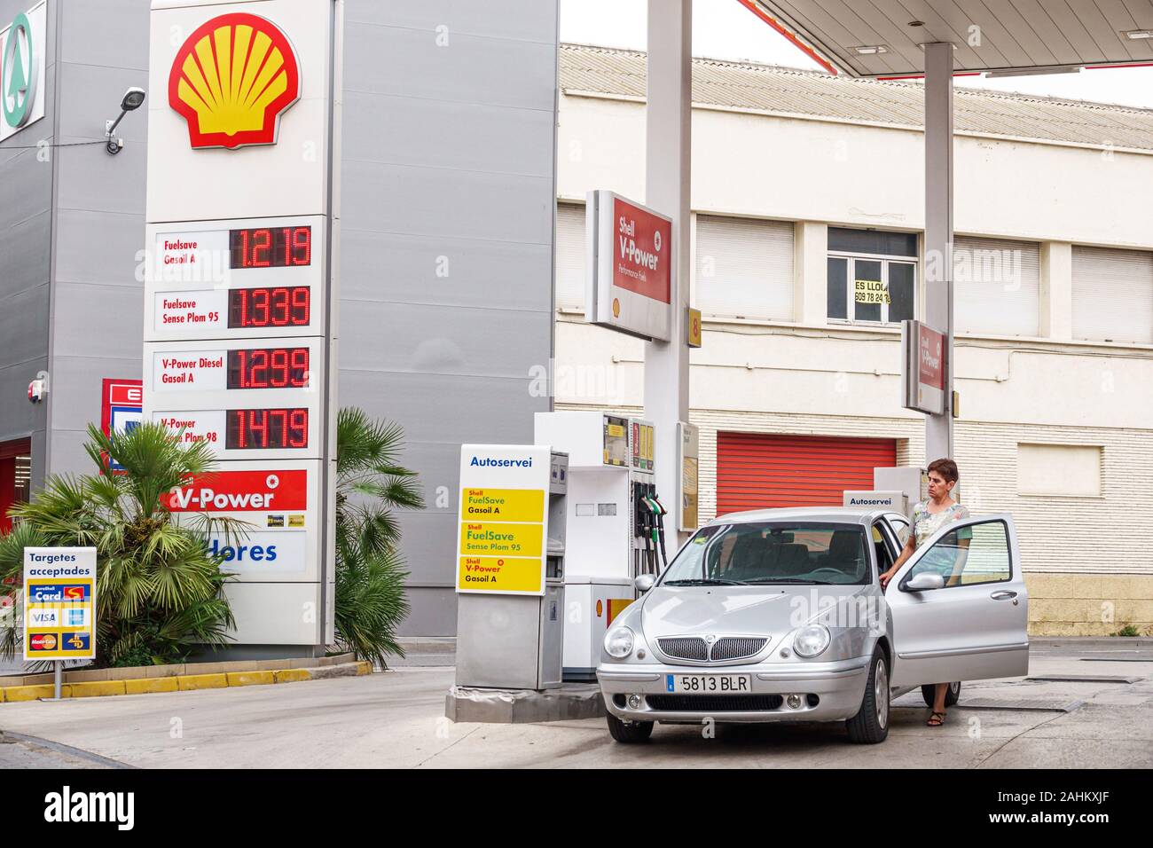 Tarragona Spanien Hispanic Katalonien Barri del Serrallo,Shell,Tankstelle,Selbstbedienungspumpe,Auto,Frau,Preis,Liter,Hispanic,ES190826070 Stockfoto