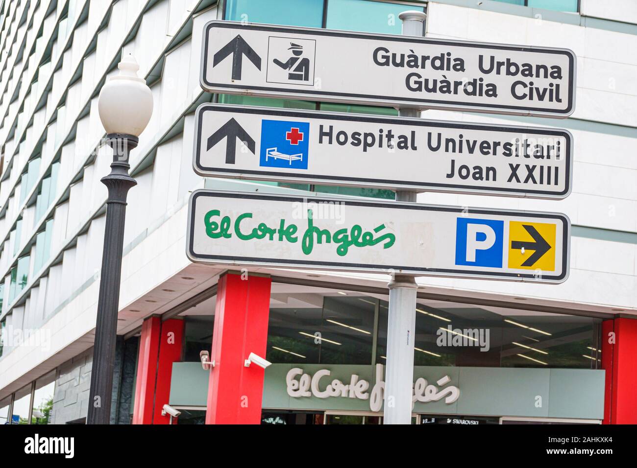 Tarragona Spanien Hispanic Catalonia Rambla President Lluis Companys, Richtungsschild, Krankenhaus, Polizei, Parkplatz, Pfeile, El Corte Ingles, Abteilung Stockfoto