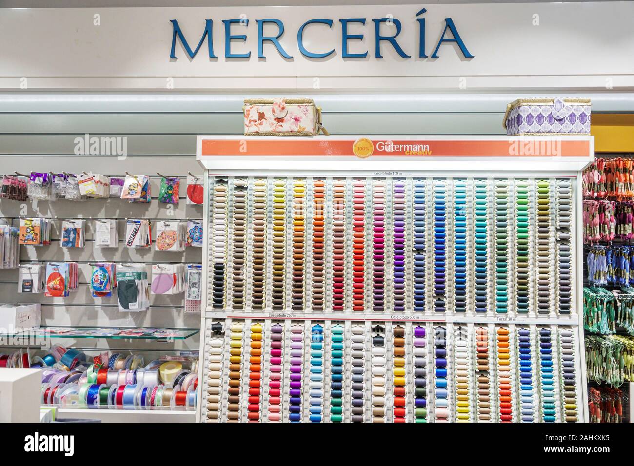 Tarragona Spanien Hispanic Catalonia El Corte Ingles,Kaufhaus,innen,Kurzwaren,Gutermann Fäden,ES190826075 Stockfoto