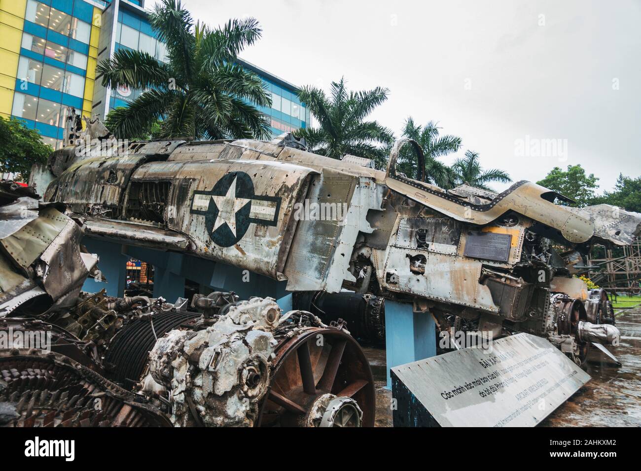 Wrack eines McDonnell Douglas F-4 Phantom II B Jagdbomber, die während des Vietnam Krieges erschossen wurde, auf Anzeige an der Hanoi Air Museum Stockfoto