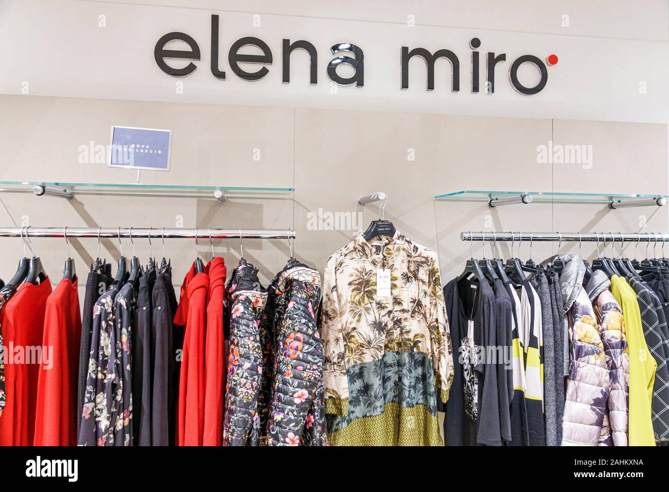 Tarragona Spanien Hispanic Catalonia El Corte Ingles,Kaufhaus,Inneneinrichtung,Einkaufsmöglichkeiten,Damenbekleidung,Elena Miro,italienischer Plus-Size Mode-BH Stockfoto