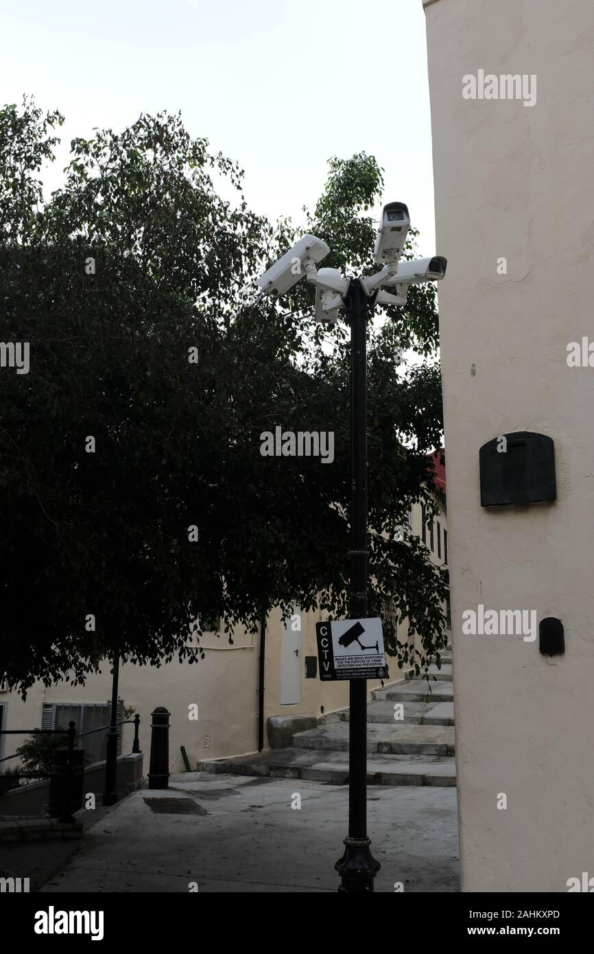 4 cctv-Kameras in einer Straße in Gibraltar Stockfoto