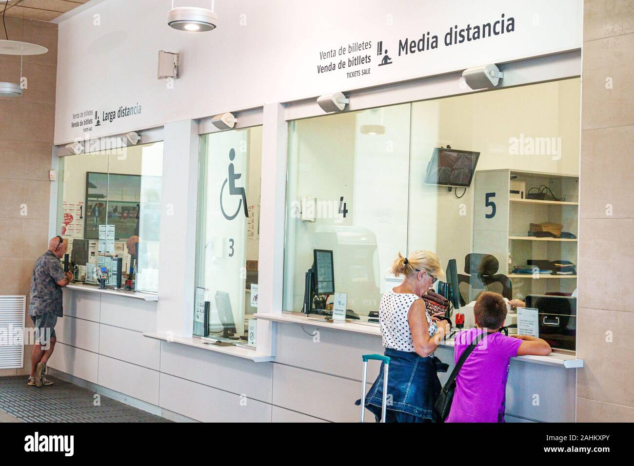 Tarragona Spanien Hispanic Catalonia Renfe Bahnhof, innen Innenraum, Rodalies, Ticketverkauf Fenster, Mann, Frau, Junge, Passagier Pendler, Kauf Tic Stockfoto
