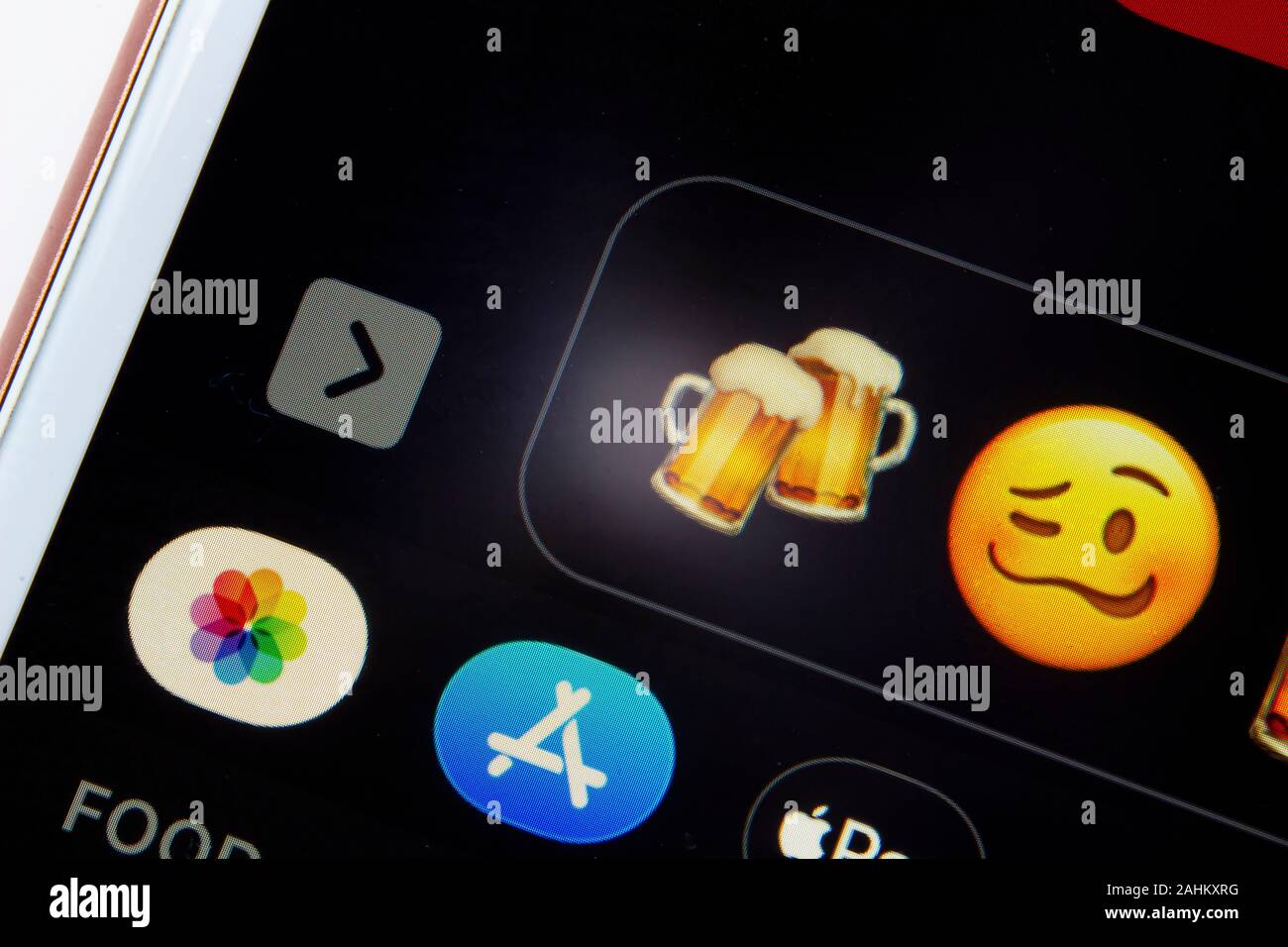 Betrunken Texte Konzept, jubelnde Bier Gläser mit einem betrunkenen emoji Gesicht. Fakten hinter Betrunken Wählen, SMS und Socialising Online. Illustrative Stockfoto