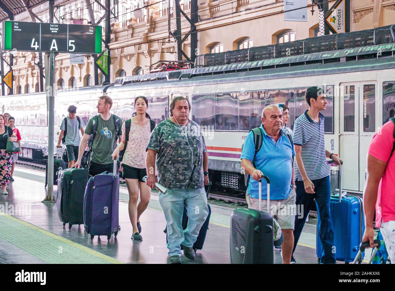 Valencia Spanien, Hispanic Latino, Renfe Bahnhofsplattform, innen, innen, innen, Passagiere Pendler Fahrer, ziehen Rollen Stockfoto