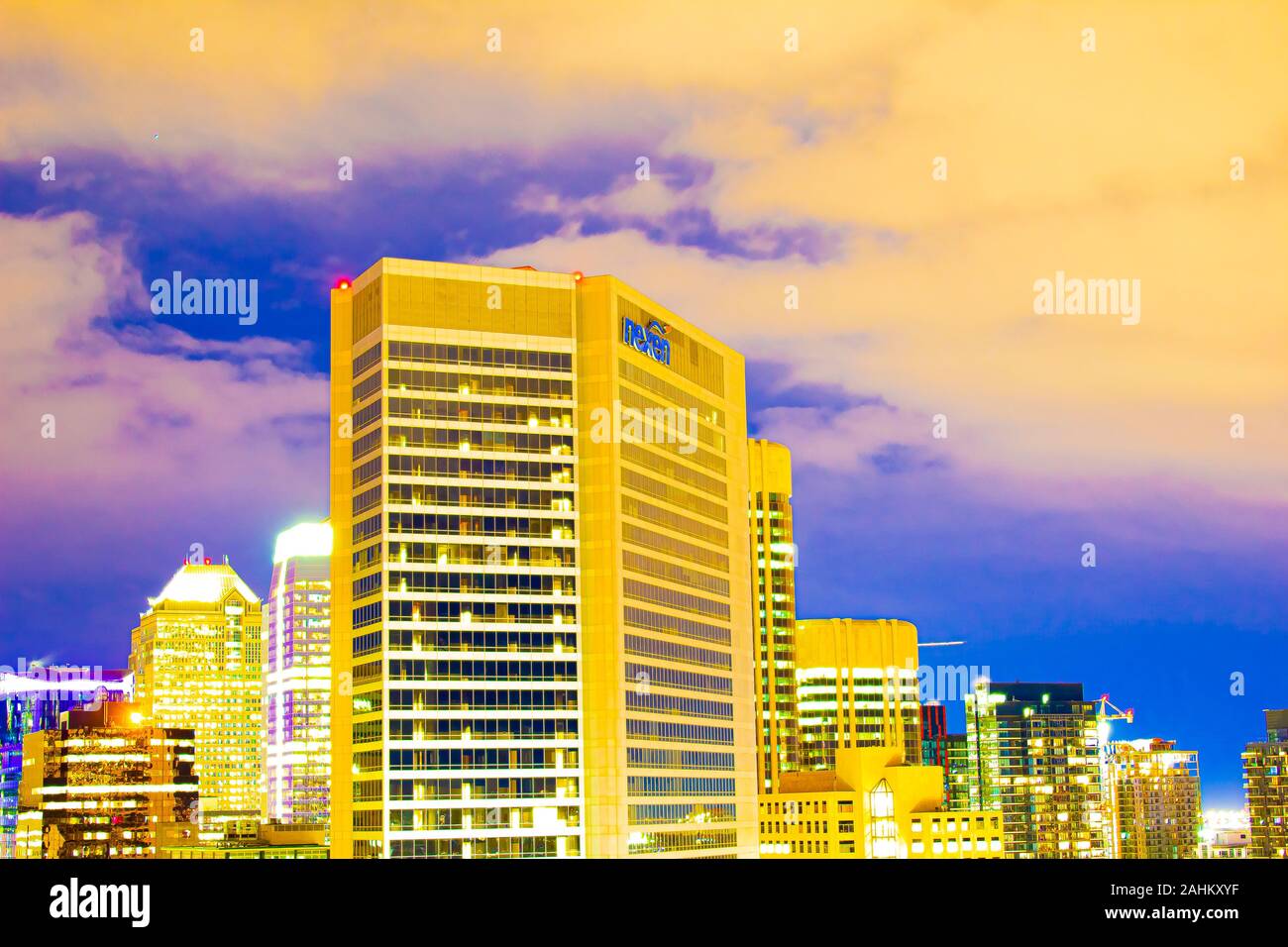Calgary, Alberta. Kanada 28.Dezember 2019. Nexen CNOOC Petroleum Nordamerika ULC Gebäude Zeichen top in Downtown Calgary. Nexen Namen wie Toch zu verschwinden Stockfoto