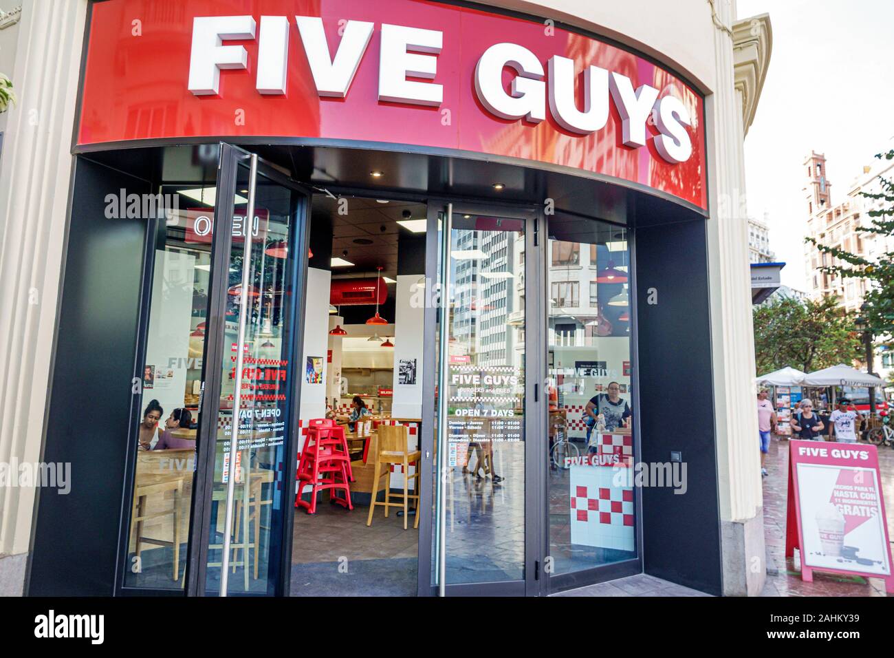Valencia Spanien Hispanic, Ciutat Vella, Altstadt, historisches Viertel, Plaza Placa de l'Ajuntament, Stadtzentrum, fünf Jungs, Restaurant, amerikanische Fast-Food-Kette Stockfoto