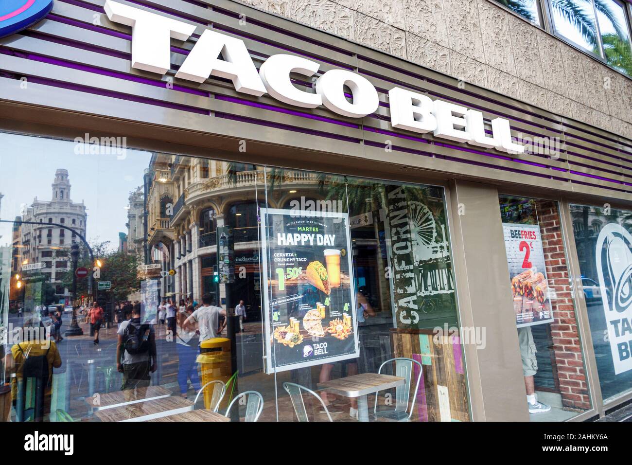 Valencia Spanien Hispanic, Ciutat Vella, Altstadt, historisches Viertel, Plaza Placa de l'Ajuntament, Stadtzentrum, Taco Bell, Restaurant, amerikanische Fast-Food-Kette Stockfoto