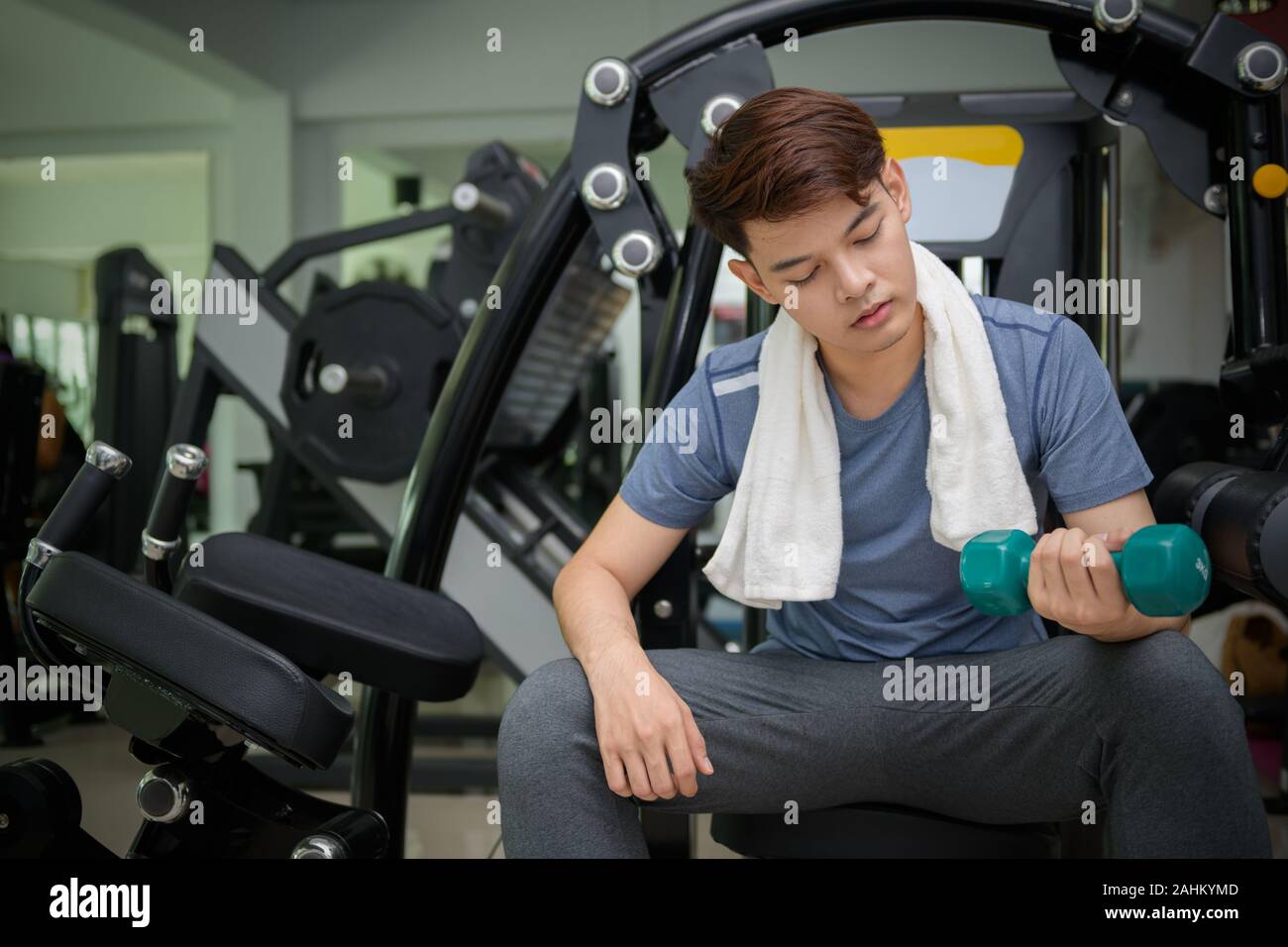 Stattliche asiatischer Mann Hanteln im Kraftsport Fitness - Sport und Lifestyle Konzept Stockfoto