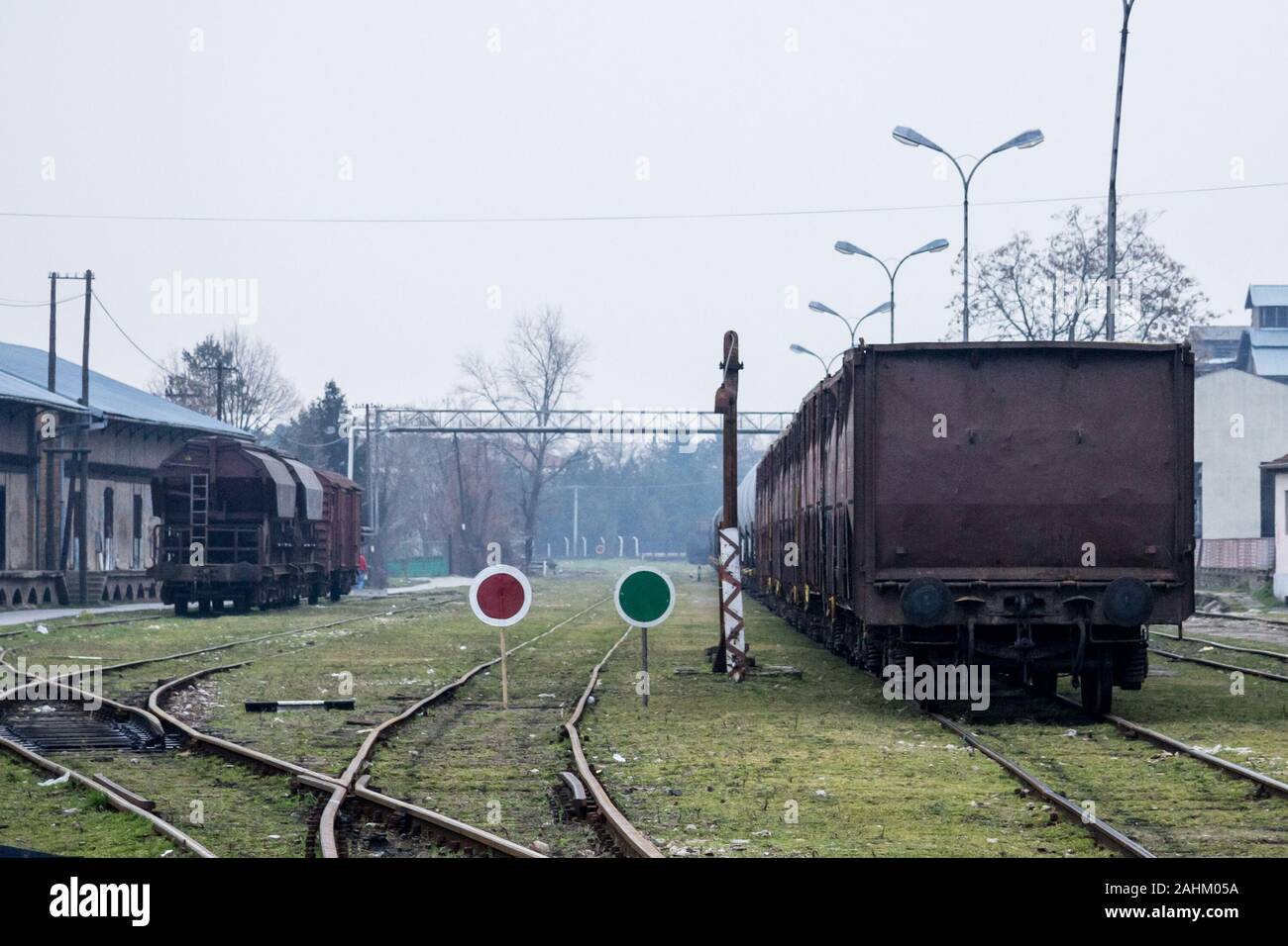 Offene Wagen, auch Gondel wagen, Rusty genannt wird, wartet auf eine Freight Railway Station, halb verlassenen, in Zrenjanin, Serbien, einem ehemaligen Cargo und Industr Stockfoto