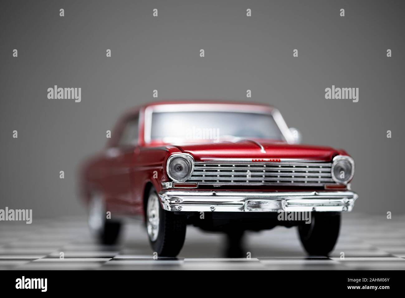 Izmir, Türkei - Dezember 27, 2019: Ansicht vorne von einem roten 60er Chevrolet Nova Spielzeug Modellauto. Stockfoto