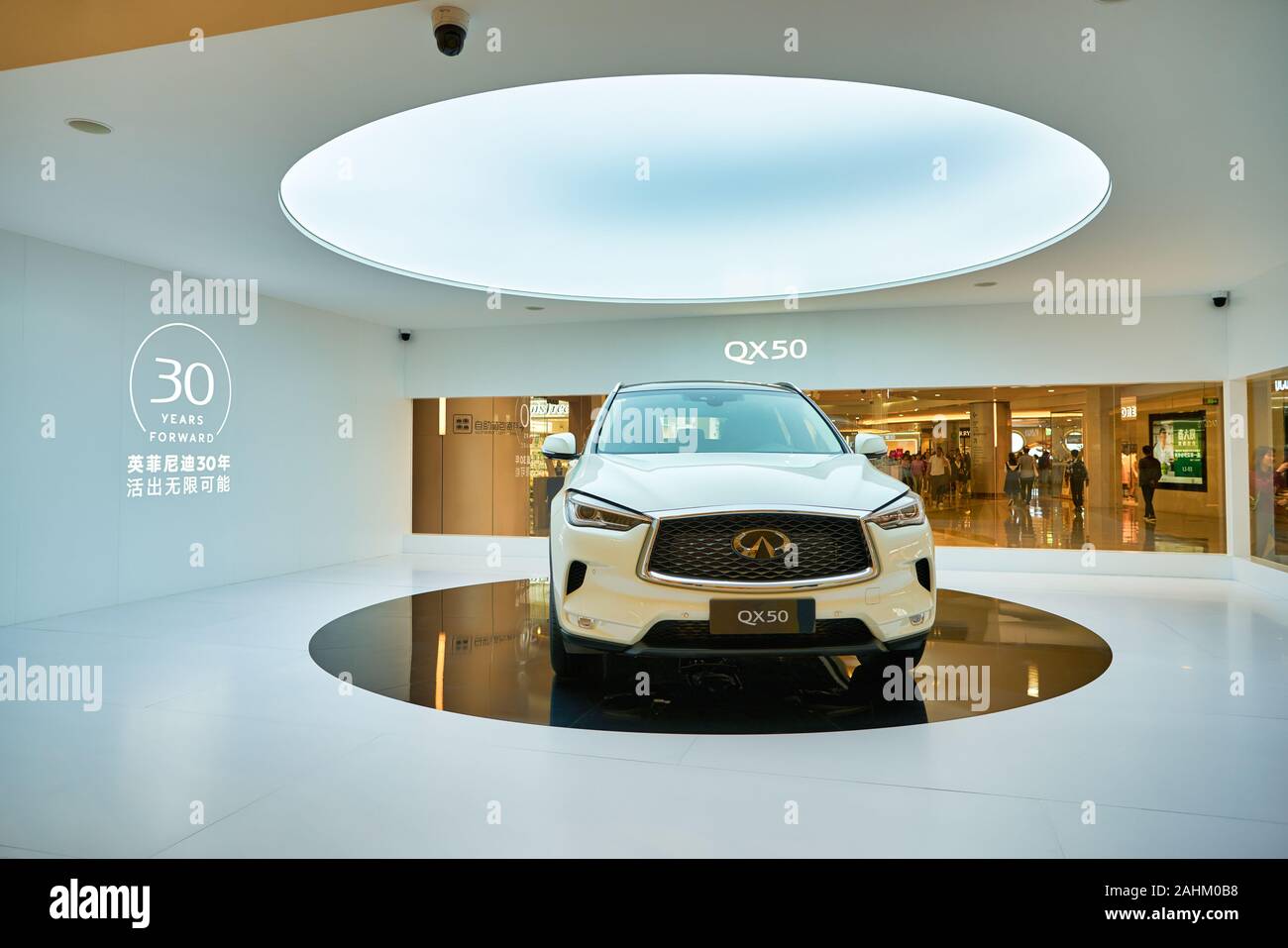 SHENZHEN, China - ca. November 2019: Eine kompakte Luxury crossover Infiniti QX 50 an Wongtee Plaza Shopping Mall in Shenzhen. Infiniti ist. Stockfoto