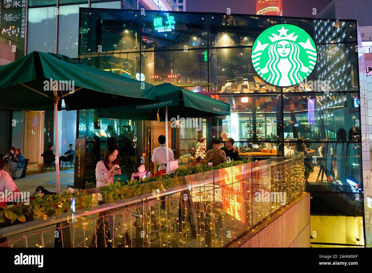 SHENZHEN, China - ca. Februar 2019: Sirene Anmelden bei Starbucks in Shenzhen. Stockfoto