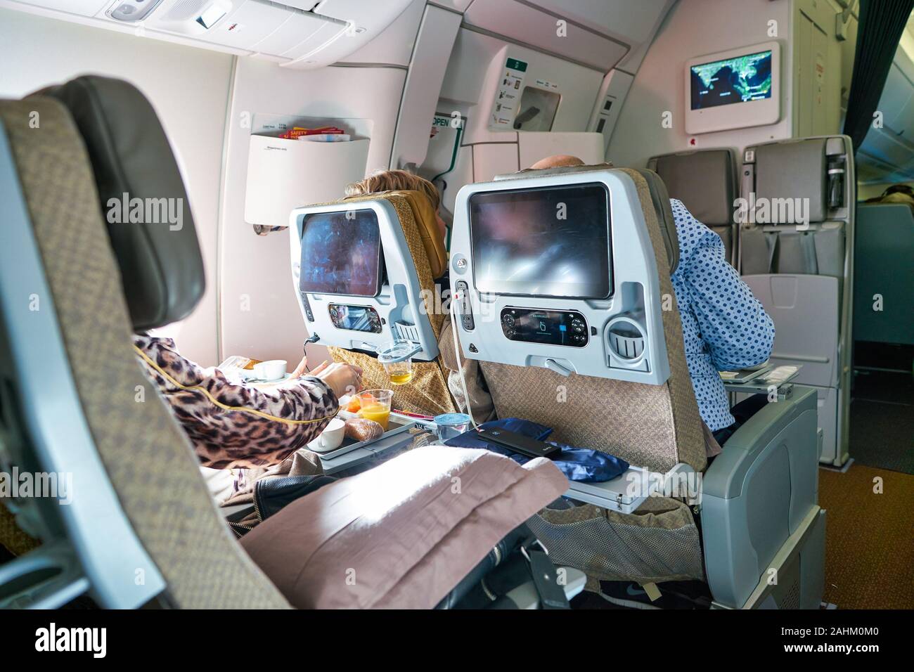 Singapur - ca. April 2019: Innerhalb von Singapore Airlines Airlines A350. Stockfoto