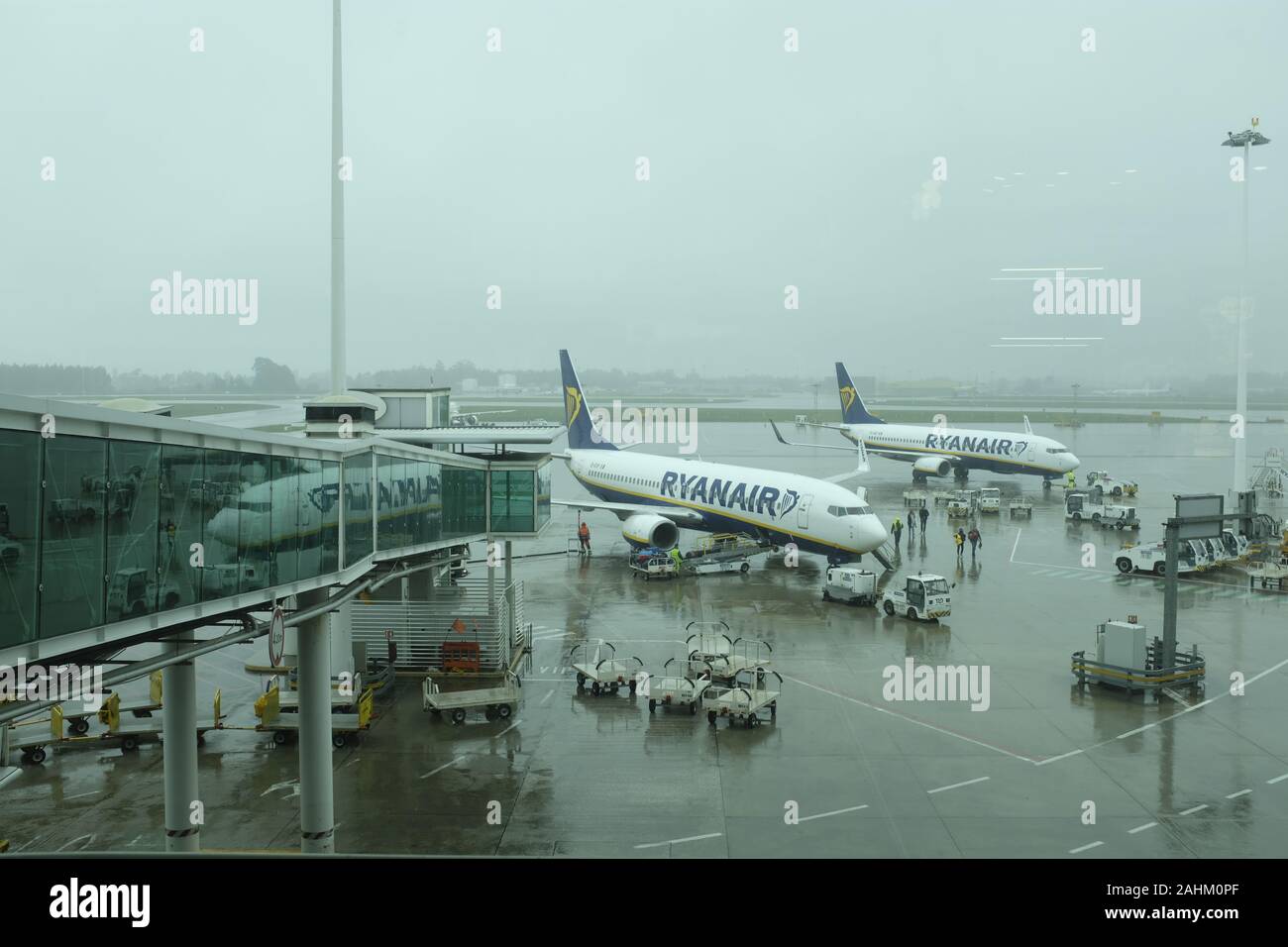 Zwei Flugzeuge, die Ryanair Abflug im Flughafen Porto, Portugal warten  Stockfotografie - Alamy