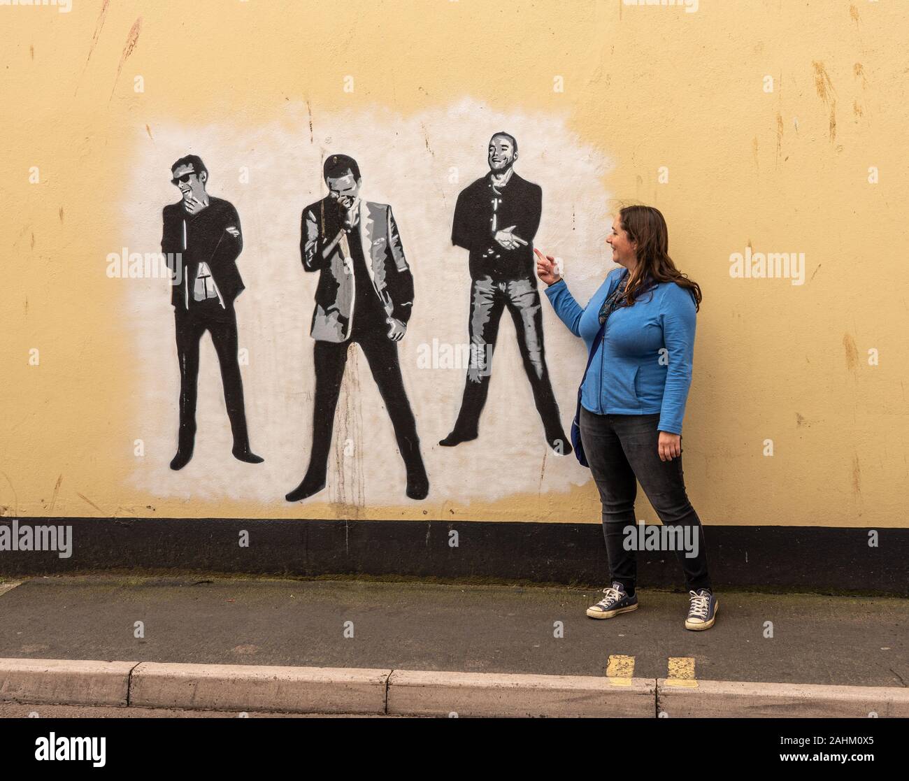 Teignmouth, Devon - 28. September 2019: Restauriert Wandbild der Gruppe Muse von Mos Shaw auf einer Wand in Teignmouth Stockfoto