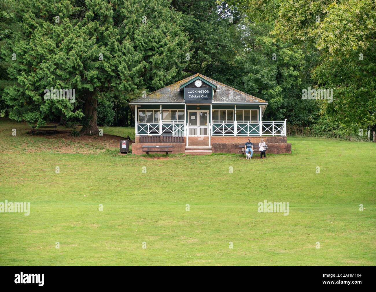 Torquay, Großbritannien - 28 September 2019: Cricket Club Pavillon im Cockington Village in der Nähe von Torquay in South Devon Stockfoto