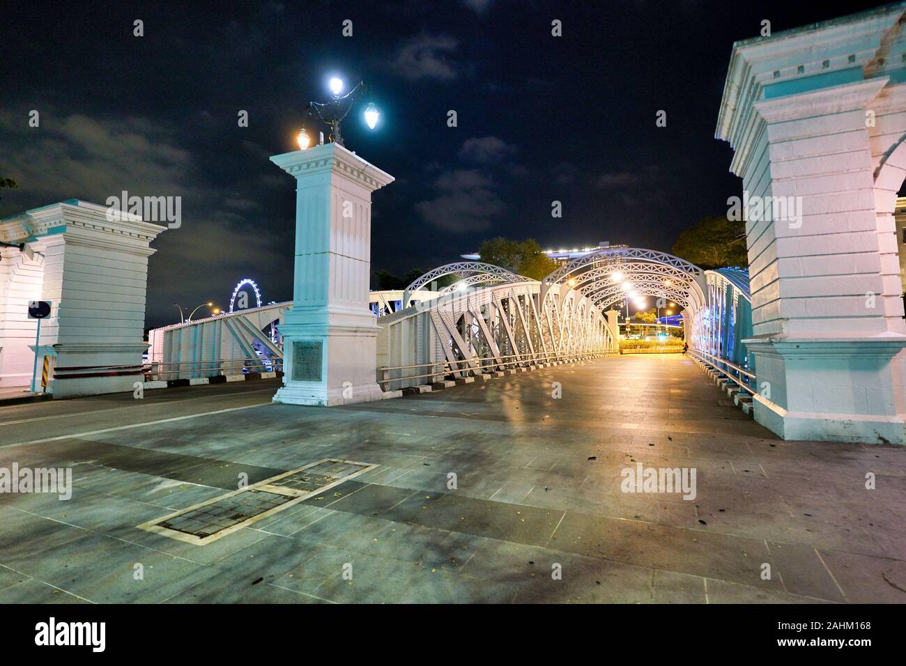 Singapur - ca. April, 2019: Straße der Anderson Bridge in Singapur bei Nacht. Stockfoto