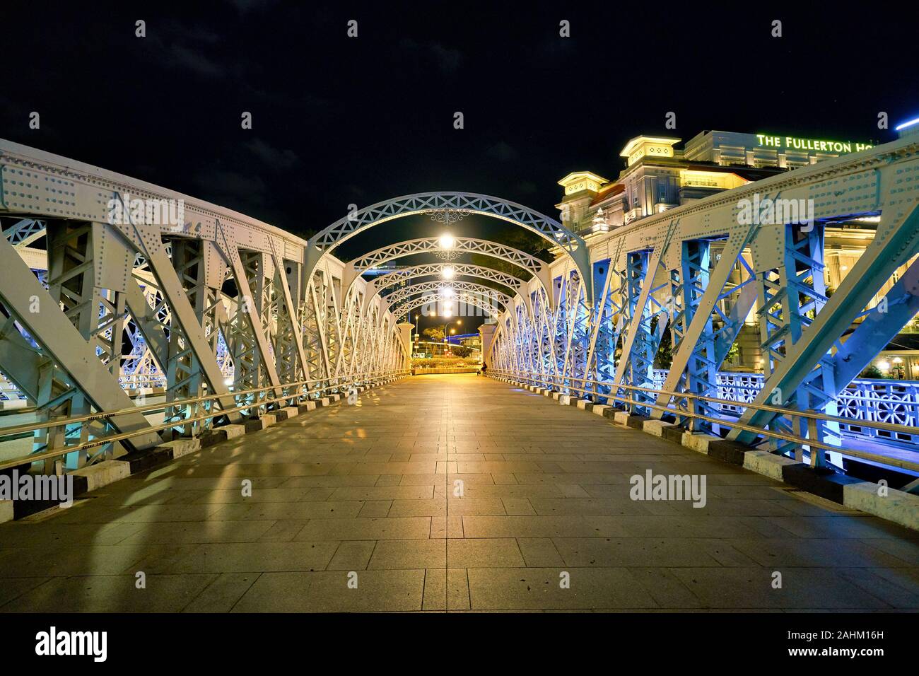 Singapur - ca. April, 2019: Straße der Anderson Bridge in Singapur bei Nacht. Stockfoto