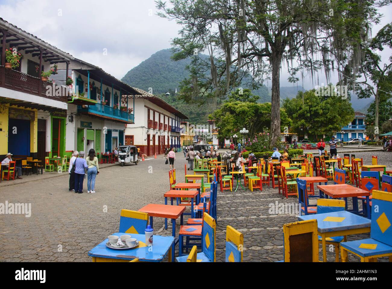 Genießen Sie einen Kaffee in der Main Plaza von bunten Jardin, Antioquia, Kolumbien Stockfoto