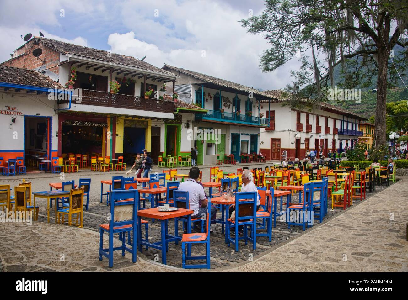 Genießen Sie einen Kaffee in der Main Plaza von bunten Jardin, Antioquia, Kolumbien Stockfoto