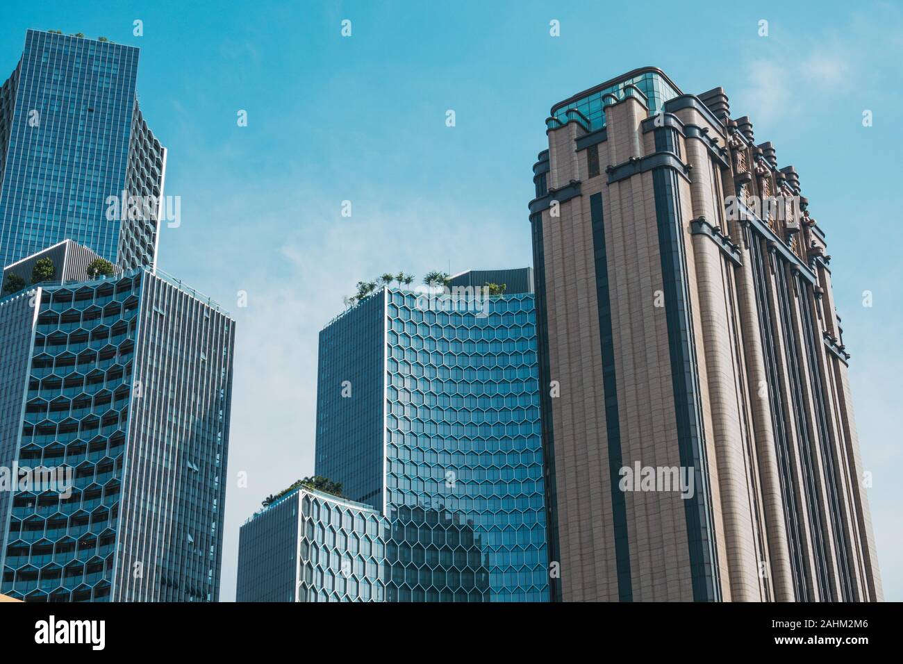Die im Art déco-Stil Parkview Square Gebäude sitzt gegen mehr zeitgenössischen Stilen von skyscraper Architektur gegenübergestellt, in Singapur Stockfoto