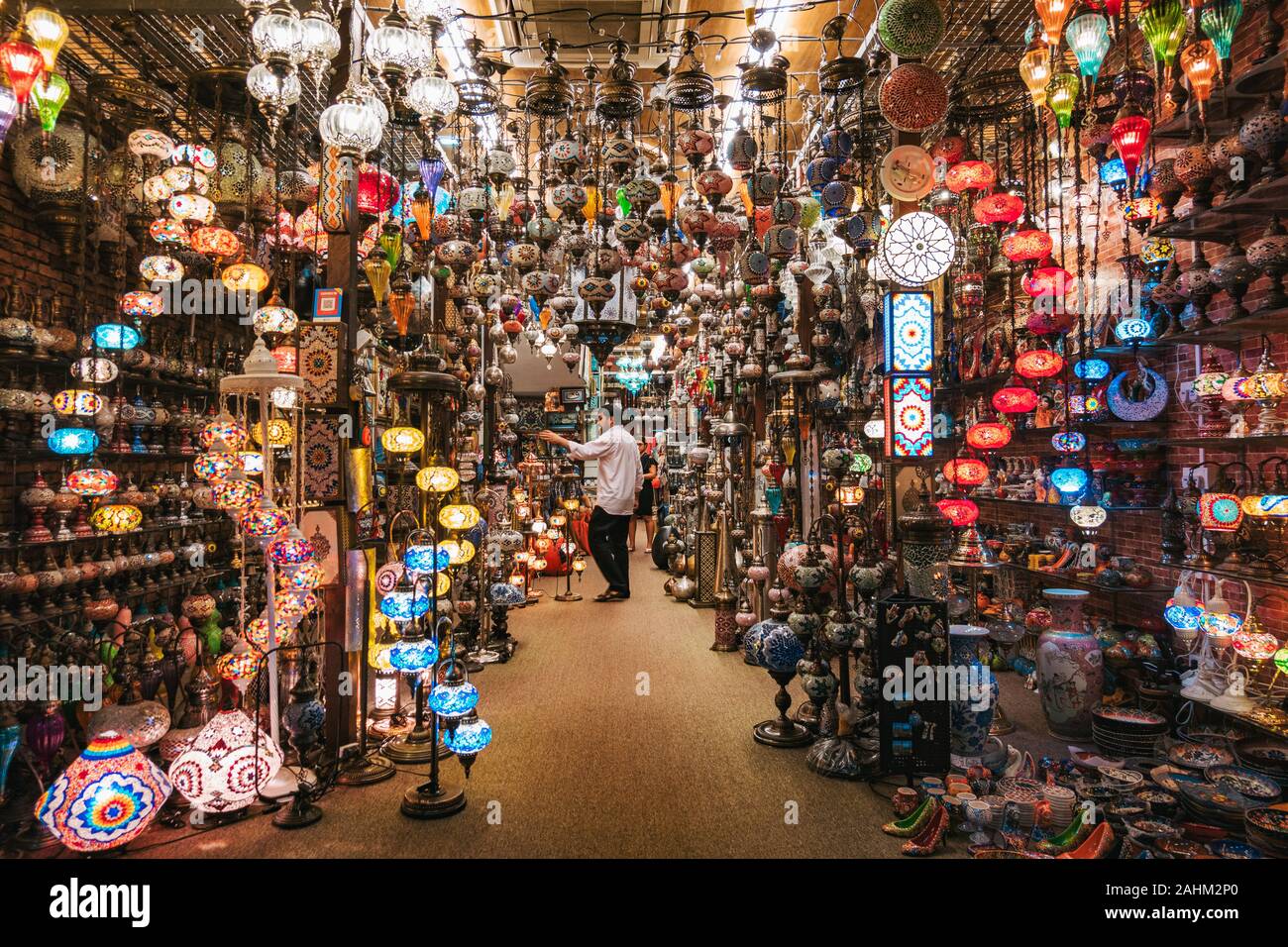 Eine Vielzahl von arabischen Stil Lampen, in einem Geschäft in der Arabischen Straße von Singapur Stockfoto