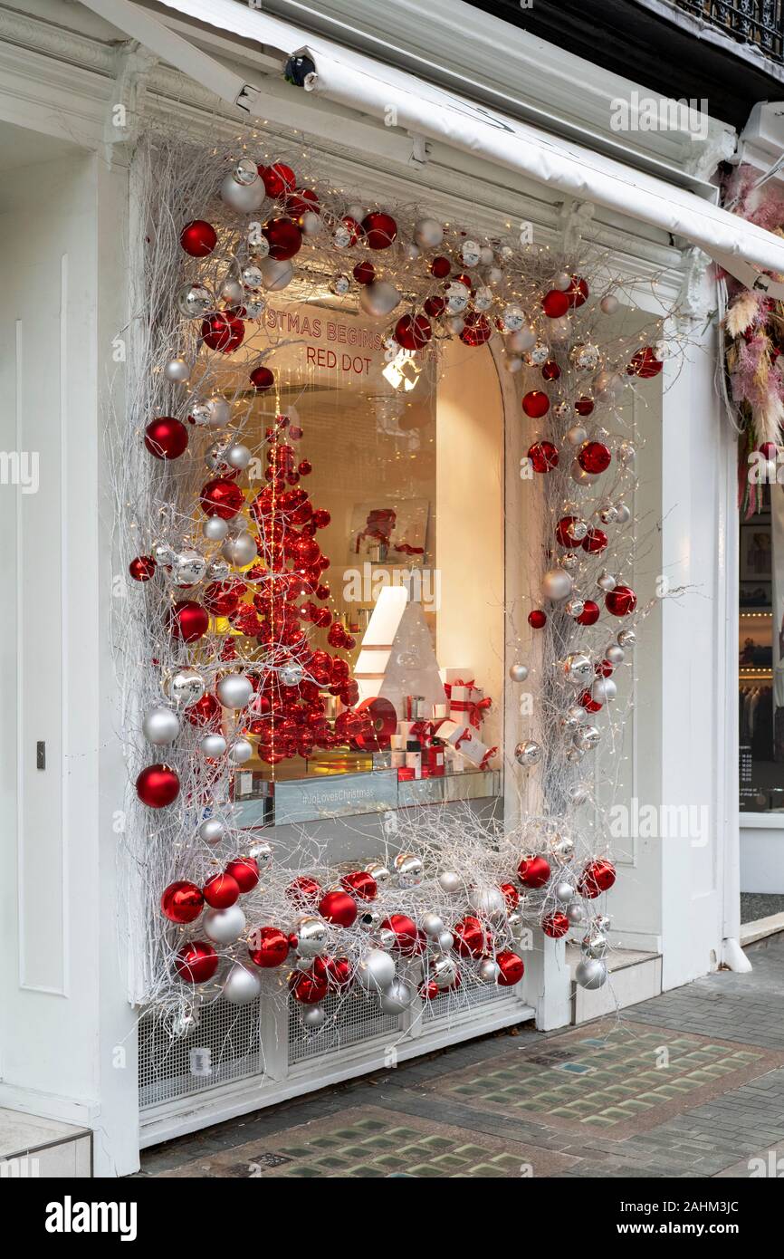 Jo liebt Shop chritsmas Fenster anzuzeigen. Elizabeth Street, Belgravia, London, England Stockfoto