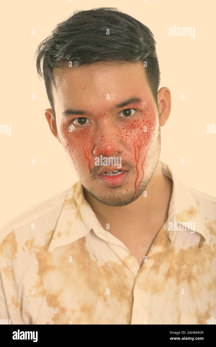 Gesicht der jungen verrückt asiatischer Mann mit Blut im Gesicht Stockfoto